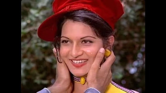 'चलते चलते' (१९७६) या चित्रपटात तिने बिकिनी घातली होती. कारण तिला हे दाखवायचे होते की, ती केवळ बहिणीच्या भूमिकेसाठी बनलेली नाही, तर हा चित्रपट नायक विशाल आनंदमुळेही हिट झाला. 'चलते चलते' (१९७६) या चित्रपटात तिने बिकिनी घातली होती. कारण तिला हे दाखवायचे होते की, ती केवळ बहिणीच्या भूमिकेसाठी बनलेली नाही, तर हा चित्रपट नायक विशाल आनंदमुळेही हिट झाला.