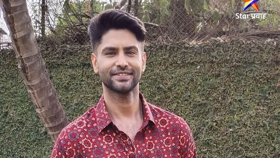 'काहे दिया परदेस' या मालिकेतून घराघरात पोहोचलेला अभिनेता म्हणजे ऋषी सक्सेना. त्याला या पहिल्यावहिल्या मालिकेने प्रसिद्धीच्या शिखरावर पोहोचवले होते. पण त्यानंतर ऋषी मराठी मालिकांमध्ये दिसला नाही. आता तो छोट्या पडद्यावर पुनरागमन करत आहे.&nbsp;