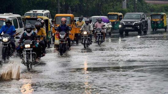 राज्यात गेल्या काही दिवसांपासून मोठ्या प्रमाणात उष्णतेने नागरिकांना हैराण करून सोडले होते. पाऊस कधी पडणार याची वाट बळीराजासोबत सर्वसामान्य नागरिकांना होती. अखेर ही प्रतीक्षा संपली आहे. हवामान विभागाने मॉन्सून संदर्भात महत्वाची उपडेट दिली आहे.&nbsp;