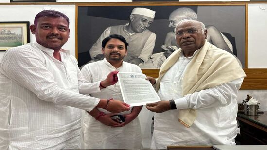 विशाल पाटील यांनी काँग्रेस अध्यक्ष मल्लिकार्जून खर्गे यांची भेट घेऊन त्यांना पाठिंबा सोपवला.