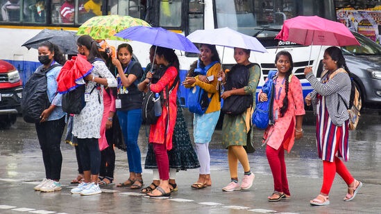 मुंबईत आज हलका पाऊस पडेल, असा अंदाज हवामान विभागाने वर्तवला आहे. 