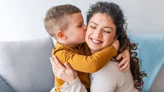 पॅरेंटिंगमध्ये आपल्या मुलांसोबत भावनिकदृष्ट्या सुरक्षित संबंध निर्माण करणे महत्वाचे आहे.&nbsp;