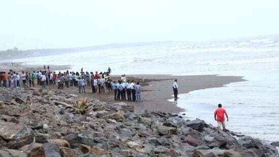 अर्नाळा समुद्रकिनाऱ्यावर पाण्यात बुडून १९ वर्षीय तरुणाचा मृत्यू झाला.