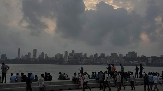 नैर्ऋत्य मोसमी वाऱ्याचे मुंबईत आगमन झाल्यानंतर दुसऱ्याच दिवशी सोमवारी वादळी वाऱ्यासह मध्यम ते मुसळधार पावसाची शक्यता हवामान खात्याने वर्तवली आहे.