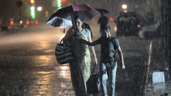 येत्या तीन ते चार तासांत रत्नागिरी, सिंधुदुर्ग, रायगड, औरंगाबाद, अहमदनगर, बीड, उस्मानाबाद, लातूर या जिल्ह्यांमध्ये तुरळक ठिकाणी मध्यम स्वरूपाचा पाऊस पडण्याची शक्यता आहे.