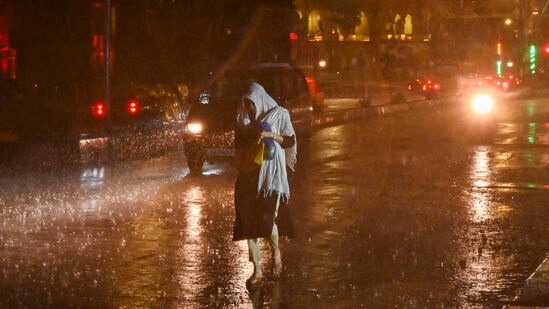 रविवारी झालेल्या मुसळधार पावसामुळे भायखळा, सायन, दादर, माझगाव, कुर्ला, विक्रोळी, अंधेरी अशा अनेक भागात पाणी साचल्याने वाहतुकीवर मोठा परिणाम झाला आणि लांबच लांब वाहतूक कोंडी झाली.