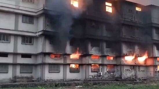 ठाण्यातील सॅनिटरी नॅपकिनच्या कारखान्याला आज पहाटे आग लागली.