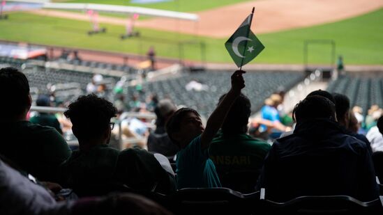 IND vs PAK : भारत-पाक सामन्याबाबत प्रश्न विचारणं जीवावर बेतलं, सुरक्षा रक्षकानं प्रसिद्ध यूट्यूबरला घातली गोळी
