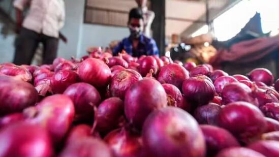कांद्याच्या दरात प्रतिकिलो ५ ते १० रुपयांनी वाढ झाली आहे. 