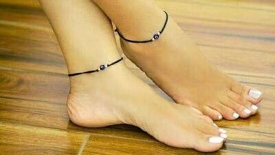 Black Thread Benefits : काळा धागा बांधण्याचे नियम, पुरुष आणि महिलांनी कोणत्या हात आणि पायाला काळा धागा बांधावा? वाचा
