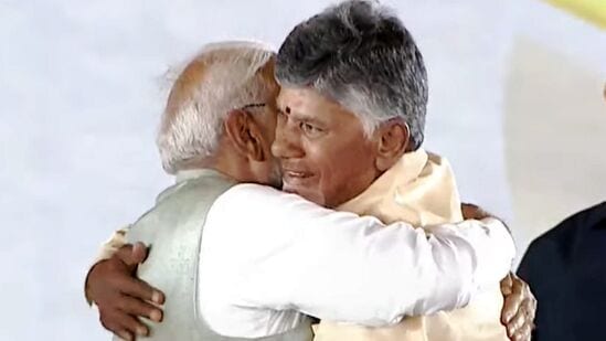 मुख्यमंत्रीपदी शपथविधी झाल्यानंतर चंद्राबाबू नायडूंनी मोदींना मिठ्ठी मारली.