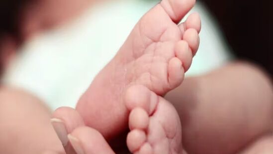 महालक्ष्मी एक्स्प्रेसमधून प्रवास करताना महिलेने बाळाला जन्म दिला.