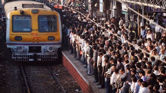  मुंबई लोकल: सिग्नल यंत्रणेतील बिघाडामुळे मुख्य मार्गावरील उपनगरीय रेल्वे सेवा विस्कळीत