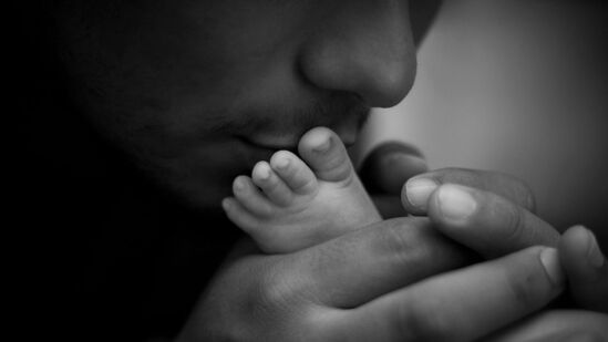 प्रत्येकाच्या आयुष्यात वडिल हे वटवृक्ष असतात, ज्याच्या सावलीत मुलांचे काळजीपूर्वक संगोपन केले जाते. शांतपणे आणि नि:स्वार्थीपणे वडील आपल्या मुलांसाठी आपलं कर्तव्य पार पाडतात. वडिलांसाठी काहीतरी खास करण्याची आता मुलांची वेळ आहे. १६ जूनला 'फादर्स डे'च्या निमित्ताने वडिलांच्या चेहऱ्यावर या ४ प्रकारे हास्य फुलवू शकता.