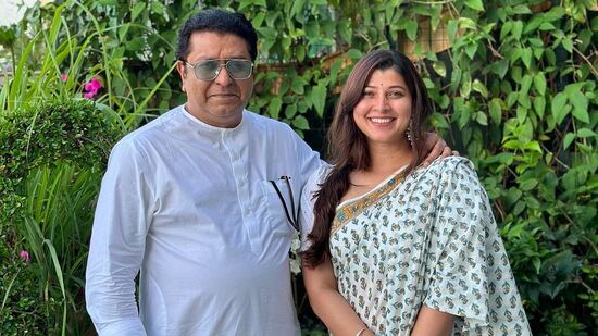 महाराष्ट्र नवनिर्माण सेनेचे संस्थापक आणि अध्यक्ष राज ठाकरे यांच्या वाढदिवसानिमित्त अभिनेत्री तेजस्विनी पंडीतने खास पोस्ट शेअर केली आहे. तिने या पोस्टमध्ये राज ठाकरे यांच्यासोबतचे फोटो शेअर केले असून खास मेसेज दिला आहे.