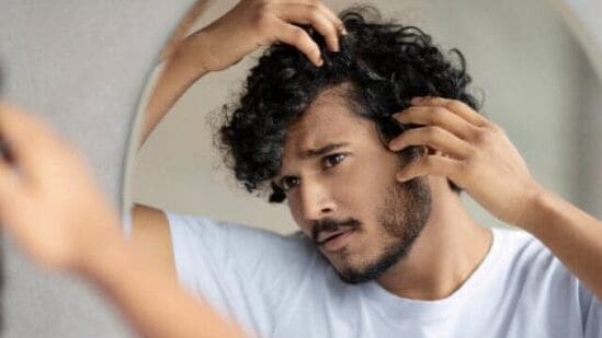 अकाली केस पांढरे होणे आणि केस गळणे ही अनेकांची मोठी समस्या आहे. विशेषत: तरुणांसाठी हे त्रासदायक आहे. पांढरे केस दूर करण्यासाठी डाय किंवा हेअर कलर लावले जातात. त्यामुळे केस अधिक पांढरे, कोरडे आणि कमकुवत होतात&nbsp;