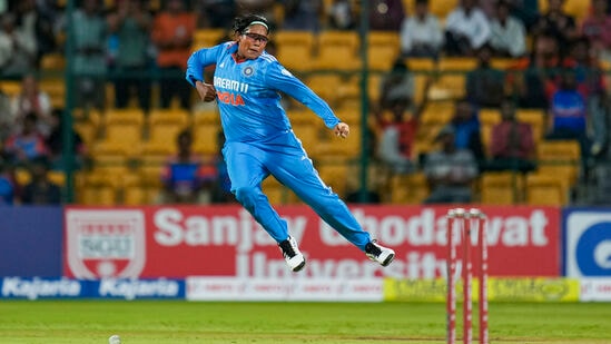 IND W vs SA W : आशा शोभनाची ३३व्या वर्षी आंतरराष्ट्रीय क्रिकेटमध्ये एन्ट्री, पदार्पणाच्या सामन्यातच रचला इतिहास, पाहा