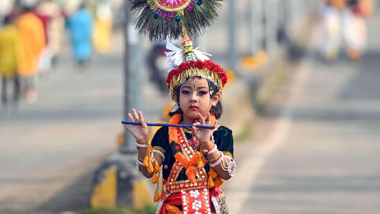 God Krishna : भगवान श्रीकृष्णाला या ५ गोष्टी का प्रिय आहेत, त्या घरात ठेवल्याने धनसंपत्ती लाभते