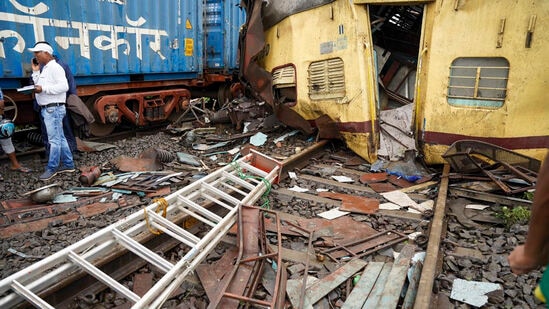 कांचनजंघा एक्स्प्रेस मार्गावरून  टक्करविरोधी यंत्रणाच गायब ? (PTI)