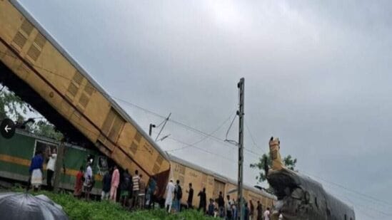 बंगालमध्ये रेल्वेचा भीषण अपघात, कांचनजंगा एक्सप्रेसला मालगाडीची धडक; २०० हून अधिक प्रवासी जखमी तर दगावल्याची शक्यता 