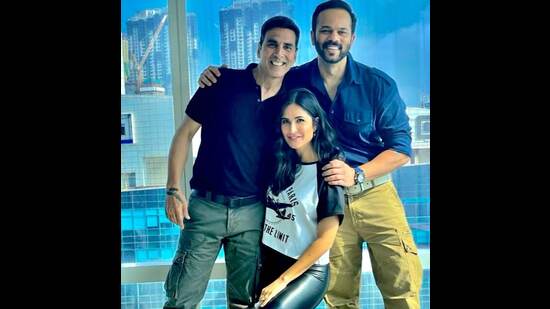 रोहित शेट्टीला त्याचे वैयक्तिक आयुष्य सोशल मीडियावर शेअर करणे आवडत नाही. त्यामुळे घराच्या आतील भागाचे काही मोजकेच फोटो सोशल मीडियावर आहेत. चित्रपटांमधून यश मिळताच दिग्दर्शकाने ही सी फेसिंग इमारत खरेदी केली होती.