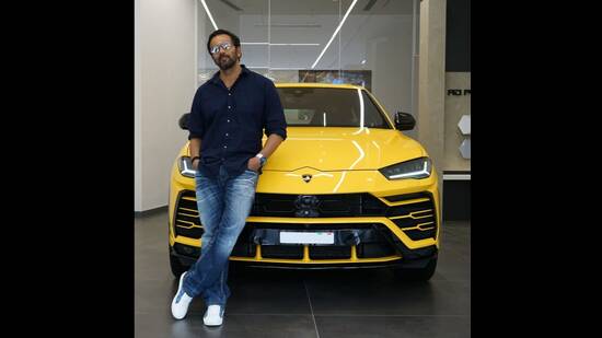 या इमारतीच्या वरच्या दोन मजल्यावर रोहित शेट्टी आपल्या कुटुंबासह राहतो. त्यांच्या सगळ्या गाड्या खालच्या चार मजल्यांवर उभ्या आहेत. शिवाय या बिल्डींगमध्ये एक मोठी बाग आहे. एक सिक्युरिटी केबिन आहे. उर्वरित चार मजले त्याने भाड्याने दिले आहेत.