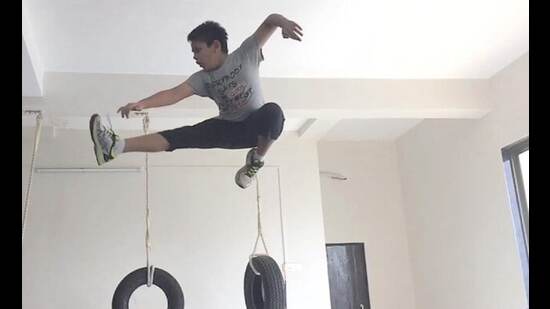 रोहित शेट्टीच्या या भव्य घरात फिटनेस उपकरणेही ठेवण्यात आली आहेत. दिग्दर्शकाचा मुलगा ईशान अनेकदा इथे व्यायाम करताना दिसतो. हे फोटो जुने आहेत. पण घरातील हे मोठे टायर पाहून अंदाज बांधता येतो की, वडिलांप्रमाणेच त्याच्या मुलालाही फिट राहायला आवडते.