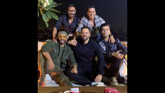 रोहित शेट्टीचे घर जुहू येथे एका खास ठिकाणी आहे. त्यांच्या शेजारी शत्रुघ्न सिन्हा यांची ‘रामायण’ नावाची भव्य इमारत आहे. तर, दुसरीकडे अमिताभ बच्चन यांचे घर जलसा आहे. त्याच्या बिल्डिंगजवळ शक्ती कपूर, हेमा मालिनी, अजय देवगणही राहतात.