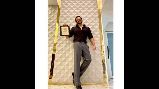 रोहित शेट्टीने आपल्या इमारतीतील अनेक खोल्या मुंबई पोलिसांना कोरोनाच्या काळात राहण्यासाठी दिल्या होत्या. कोरोनाच्या काळात त्याने अनेक हॉटेल्समध्ये पोलिसांची राहण्याची व्यवस्थाही केली होती. त्याच्या चाहत्यांना रोहितची हीच उदारता आवडते. सध्या दिग्दर्शक रोमानियामध्ये ‘खतरों के खिलाडी १४’च्या शूटिंगमध्ये व्यस्त आहे.