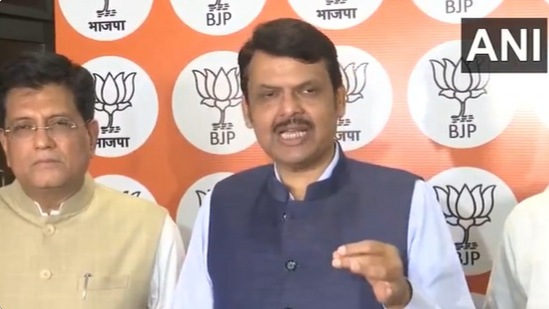 देवेंद्र फडणवीसांच्या राजीनाम्याबाबत दिल्लीत मोठा निर्णय! 