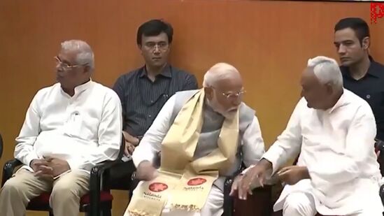 नितीश कुमार आणि नरेंद्र मोदींचा व्हिडिओ सोशल मीडियावर धुमाकूळ घालत आहे.