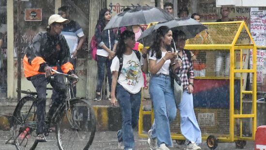 मुंबईत पावसाने ओढ दिली होती. त्यानंतर मंगळवारी रात्री मुंबई शहर व &nbsp;उपनगर परिसरात तुरळक ठिकाणी हल्या ते मध्यम स्वरूपच्या &nbsp;पावसाच्या &nbsp;सरी कोसळल्या होत्या. &nbsp;या पावसामुळे काही सखल भागात पाणी साचले आहे. त्यामुळे नागरिकांना या पाण्यातून वाट कडून जावे लागत असल्याने त्यांची गैरसोय झाली आहे.&nbsp;