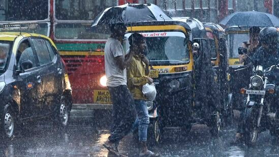 हवामान विभागाने पुढील दोन ते तीन दिवस मुंबईत जोरदार पावसाची शक्यता वर्तवली आहे. तसेच मुंबईसह कोकणात जोरदार पाऊस पडण्याची शक्यता वर्तवली आहे. हवामान विभागाने यलो अलर्ट दिला आहे.&nbsp;