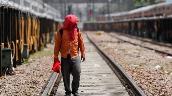 दिल्ली अक्षरश: उकळतेय! राहणंही झालं कठीण, नळातून गरम पाणी, एसी सुद्धा ठरल्या फेल