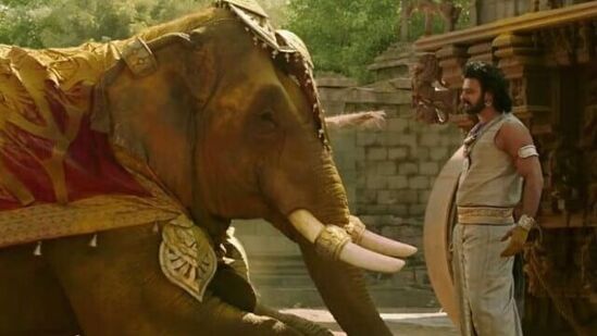 काळानुसार चित्रपटांमध्ये व्हीएफएक्सचा वापर खूप वाढला आहे. यामुळे चित्रपटात अकल्पनीय गोष्टी दाखवणे शक्य झाले असले, तरी आता निर्माते चित्रपटातील गोष्टी पूर्वीपेक्षा अधिक वास्तववादी बनवू शकतात. पण त्यामुळे चित्रपटांचे बजेटही खूप वाढले आहे. चला तर मग, जाणून घेऊया बॉलिवूडमध्ये बनलेल्या सर्वाधिक बजेटच्या चित्रपटांबद्दल…