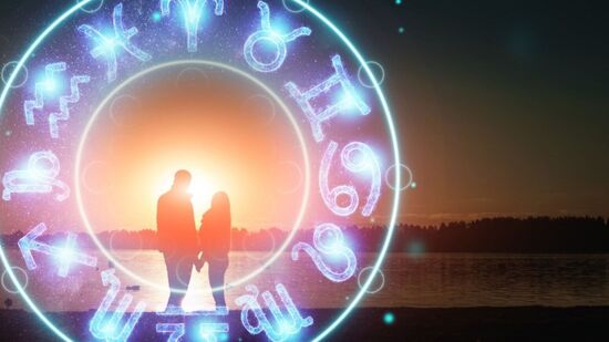 Love Horoscope : आवडत्या व्यक्तीकडून प्रपोजल ते रोमँटिक डेट! 'या' ४ राशींची लव्ह लाईफ बहरणार