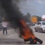  बीडमध्ये आंदोलनकर्ते रस्त्यावर उतरले, अनेक ठिकाणी जाळपोळ अन् रास्ता रोको