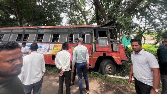 पुण्यात एसटी बसला अपघात, २० प्रवासी जखंमी