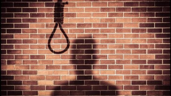 लग्नाच्या ६ दिवस आधीच तरुणीने संपवले जीवन. (iStock)