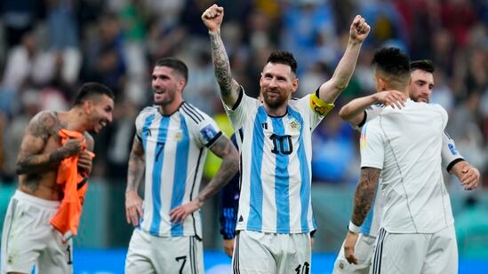 वयाच्या १३ व्या वर्षी बार्सिलोनामध्ये- वयाच्या १३ व्या वर्षी मेस्सी स्पेनला आला आणि बार्सिलोना फुटबॉल क्लबमध्ये सामील झाला. मेस्सीने नॅपकिनवर बार्सिलोनाचा करार केला होता. वयाच्या १३ व्या वर्षी बार्सिलोनामध्ये- वयाच्या १३ व्या वर्षी मेस्सी स्पेनला आला आणि बार्सिलोना फुटबॉल क्लबमध्ये सामील झाला. मेस्सीने नॅपकिनवर बार्सिलोनाचा करार केला होता. 