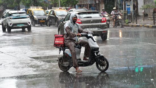 मुंबईत हळू हळू पावसाचा जोर वाढत आहे. उकड्याने हैराण झालेल्या मुंबईकरांना या पावसाने दिलासा दीला आहे. पुढील तीन टे चार दिवस मुंबईत पावसाचा जोर वाढण्याची शक्यता हवामान विभागाने वर्तवली आहे.&nbsp;