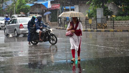 मुंबईसह काही भागात गेल्या चार ते पाच दिवसांपासून पावसाच्या जोरदार सरी कोसळू लागल्या आहेत. मात्र, &nbsp;विदर्भ व &nbsp;मराठवाड्याला आणखी जोरदार पावसाची अपेक्षा आहे. &nbsp;