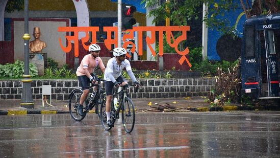 पुण्यात देखील काही परिसरात रविवारी जोरदार पावसाने हजेरी लावली. पिंपरी चिंचवड परिसरात विक्रमी पाऊस झाला. तासाभरात पडलेल्या या पावसाने नागरिकांची त्रेधा उडाली. एका तासात ११४ मिमी पाऊस झाला. दरम्यान आज देखील पुण्यात ढगाळ हवामान राहून काही ठिकाणी जोरदार पाऊस पडण्याची शक्यता &nbsp;आहे.&nbsp;