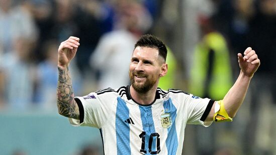 मेस्सी लहानपणी आजाराने त्रस्त होता - फुटबॉलपटू होणे मेस्सीसाठी इतके सोपे नव्हते. आपल्या जादूने जगावर राज्य करणारा मेस्सी जेव्हा ११ वर्षांचा होता, तेव्हा त्याला ग्रोथ हार्मोनच्या कमतरतेच्या आजाराने ग्रासले होते. या आजारामुळे बालकाचा शारीरिक विकास थांबतो. वयाच्या अवघ्या १२ व्या वर्षी मेस्सीला दररोज इंजेक्शन दिले जायचे. मेस्सी लहानपणी आजाराने त्रस्त होता - फुटबॉलपटू होणे मेस्सीसाठी इतके सोपे नव्हते. आपल्या जादूने जगावर राज्य करणारा मेस्सी जेव्हा ११ वर्षांचा होता, तेव्हा त्याला ग्रोथ हार्मोनच्या कमतरतेच्या आजाराने ग्रासले होते. या आजारामुळे बालकाचा शारीरिक विकास थांबतो. वयाच्या अवघ्या १२ व्या वर्षी मेस्सीला दररोज इंजेक्शन दिले जायचे.