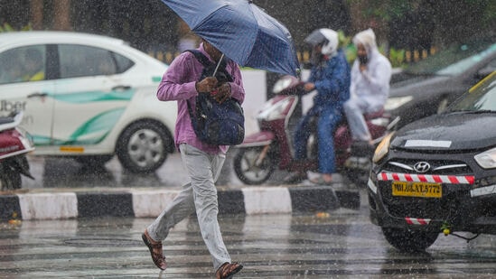 राज्यात आज कोकणात तुरळक ठिकाणी मुसळधार ते अतिमुसळधार पाऊस पडण्याची शक्यता आहे. उत्तर कोकण व मध्य महाराष्ट्रातील जिल्ह्यांमध्ये देखील तुरळक ठिकाणी वादळी वाऱ्यासह पावसाची शक्यता आहे. पालघर, ठाणे, धुळे, नंदुरबार, जळगाव, नाशिक, अहमदनगर, पुणे, छ, संभाजीनगर, जालना, धाराशिव, अकोला, अमरावती, भंडारा, बुलडाणा, गडचिरोली, गोंदिया, नागपूर, वर्धा वाशिम यवतमाळ या जिल्ह्यांमध्ये आज यलो अलर्ट देण्यात आला आहे. राज्यात आज कोकणात तुरळक ठिकाणी मुसळधार ते अतिमुसळधार पाऊस पडण्याची शक्यता आहे. उत्तर कोकण व मध्य महाराष्ट्रातील जिल्ह्यांमध्ये देखील तुरळक ठिकाणी वादळी वाऱ्यासह पावसाची शक्यता आहे. पालघर, ठाणे, धुळे, नंदुरबार, जळगाव, नाशिक, अहमदनगर, पुणे, छ, संभाजीनगर, जालना, धाराशिव, अकोला, अमरावती, भंडारा, बुलडाणा, गडचिरोली, गोंदिया, नागपूर, वर्धा वाशिम यवतमाळ या जिल्ह्यांमध्ये आज यलो अलर्ट देण्यात आला आहे.