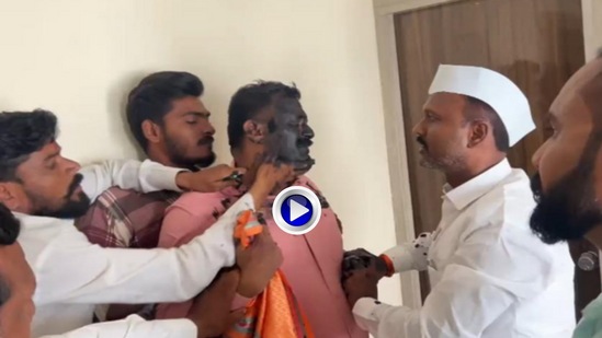 मनोज जरांगेंना विरोध करणाऱ्यांच्या तोंडाला काळं फासलं. 