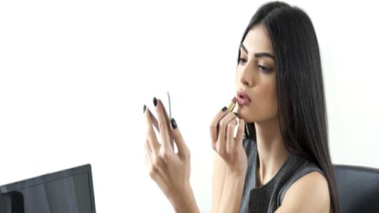ऑफिससाठी लिपस्टिक शेड्स