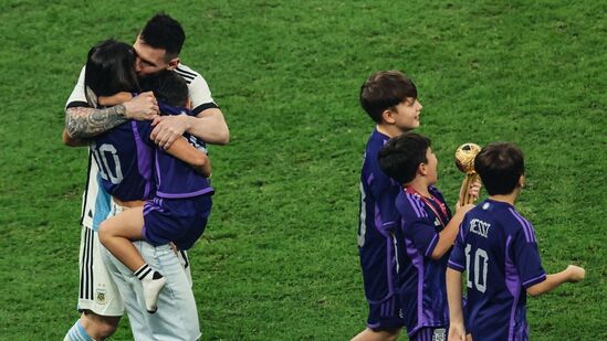 मेस्सीची जादू जगाने पाहिली - बार्सिलोनामध्ये सामील झाल्यानंतर मेस्सीने मागे वळून पाहिले नाही. मेस्सीची कामगिरी वर्षानुवर्षे चांगली होत गेली. क्लबकडून खेळताना, मेस्सीने १० ला लीगा आणि ४ UEFA चॅम्पियन्स जेतेपद पटकावले. यासोबतच त्याने बार्सिलोनाला ८ वेळा स्पॅनिश सुपर कपचा चॅम्पियन बनवले. मेस्सीच्या नेतृत्वाखाली बार्सिलोनाने ७ वेळा कोपा डेल रे जेतेपदावरही कब्जा केला. मेस्सीची जादू जगाने पाहिली - बार्सिलोनामध्ये सामील झाल्यानंतर मेस्सीने मागे वळून पाहिले नाही. मेस्सीची कामगिरी वर्षानुवर्षे चांगली होत गेली. क्लबकडून खेळताना, मेस्सीने १० ला लीगा आणि ४ UEFA चॅम्पियन्स जेतेपद पटकावले. यासोबतच त्याने बार्सिलोनाला ८ वेळा स्पॅनिश सुपर कपचा चॅम्पियन बनवले. मेस्सीच्या नेतृत्वाखाली बार्सिलोनाने ७ वेळा कोपा डेल रे जेतेपदावरही कब्जा केला.