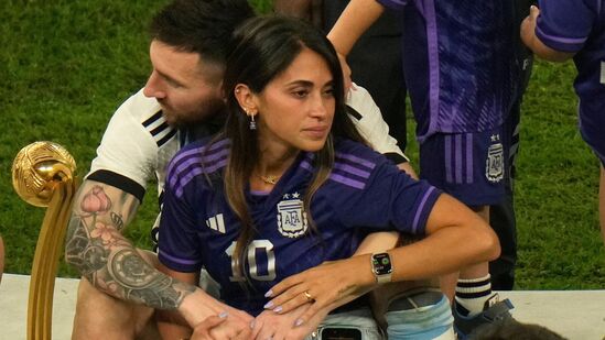 २००० मध्ये, बार्सिलोना प्रतिभावान खेळाडूंच्या शोधात होते आणि त्यामुळे त्यांनी 'टॅलेंट हंड प्रोग्राम' सुरू केला. मेस्सीच्या वडिलांना बार्सिलोनातील या कार्यक्रमाची माहिती मिळाली आणि त्यांनी क्लबशी संपर्क साधला. मात्र, क्लबने मेस्सीसमोर एक अट ठेवली होती की, तो स्पेनमध्ये येऊन त्याच्या संपूर्ण कुटुंबासह वास्तव्य करेल, तरच त्याला बार्सिलोनामध्ये स्थान मिळेल. २००० मध्ये, बार्सिलोना प्रतिभावान खेळाडूंच्या शोधात होते आणि त्यामुळे त्यांनी 'टॅलेंट हंड प्रोग्राम' सुरू केला. मेस्सीच्या वडिलांना बार्सिलोनातील या कार्यक्रमाची माहिती मिळाली आणि त्यांनी क्लबशी संपर्क साधला. मात्र, क्लबने मेस्सीसमोर एक अट ठेवली होती की, तो स्पेनमध्ये येऊन त्याच्या संपूर्ण कुटुंबासह वास्तव्य करेल, तरच त्याला बार्सिलोनामध्ये स्थान मिळेल.