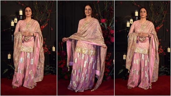 तब्बू देखील सोनाक्षीच्या रिसेप्शनला आली होती. तिने गुलाबी रंगाचा एम्ब्रॉयडरी शरारा सूट घातला आहे. त्यावर झुमके, कोल्हापूर चप्पल आणि न्यूड मेकअप केला आहे.